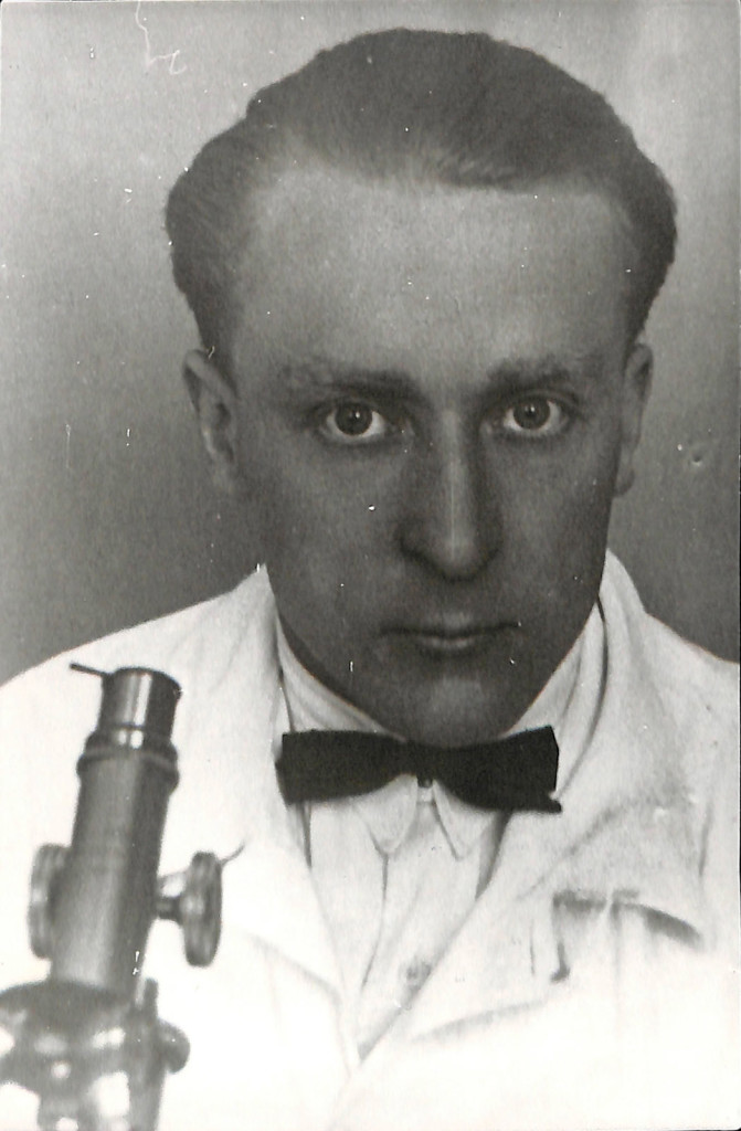 Фотокопия. Булгаков Николай Афанасьевич с микроскопом. С фотографии 1928 г. (г. Загреб, Хорватия).